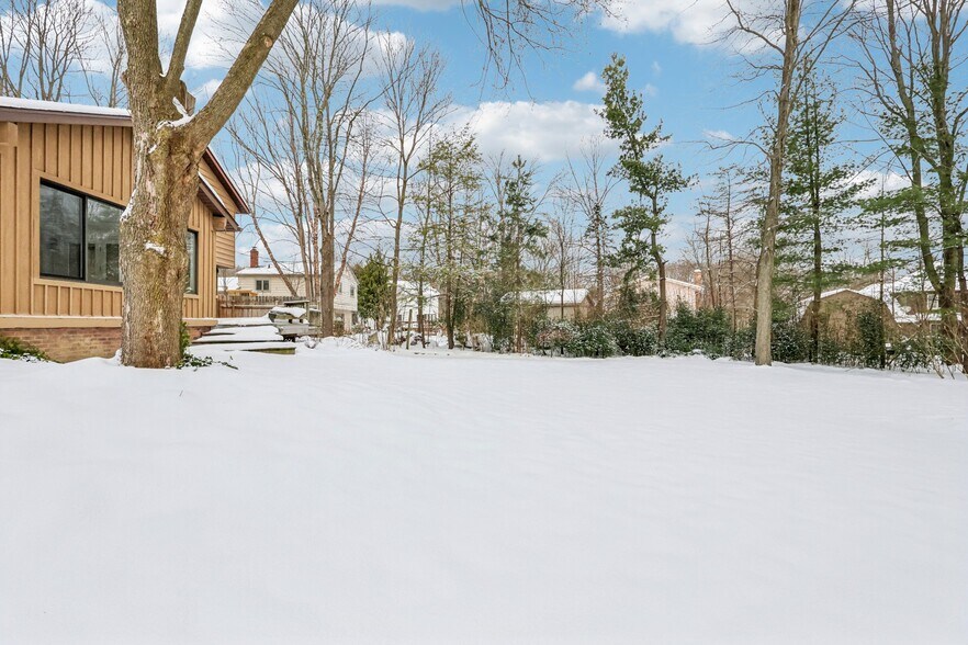 Building Photo - 6235 Sunnywood Dr