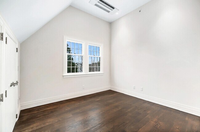 Building Photo - 1 School St