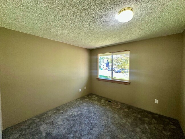 Building Photo - Pet-Friendly 4 Bedroom Home with Fenced Yard & Air Conditioning