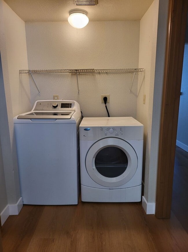 Building Photo - Recently Upgraded Townhouse in the Hills o...