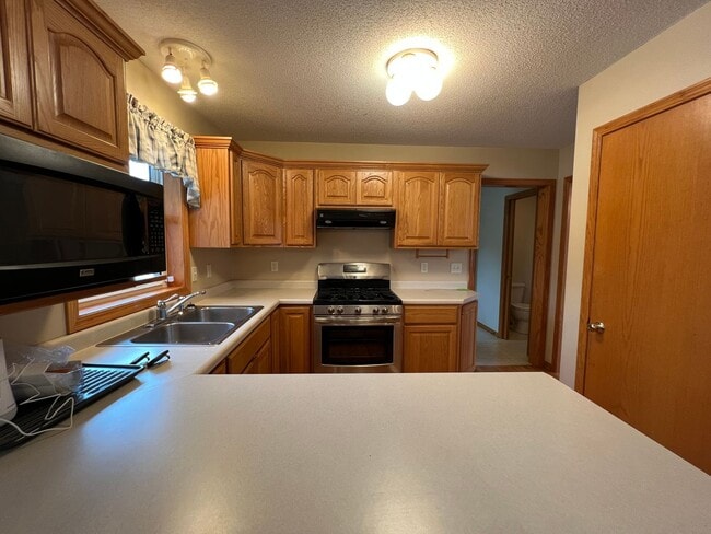 Building Photo - Gorgeous 5 Bed, 2.5 Bath Single-Family Home!