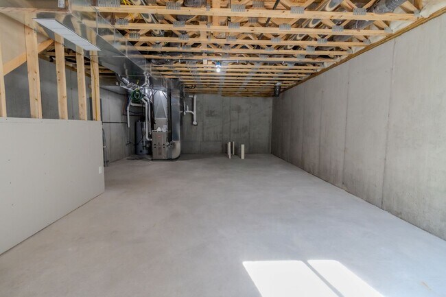 Building Photo - 1548 Simsbury St