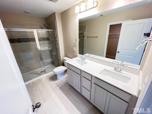 Building Photo - 4 Bedroom Luxury Townhome close to Raleigh Downtown