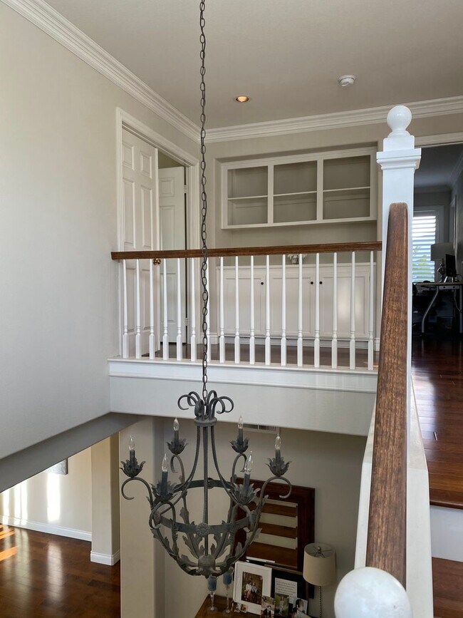 Building Photo - Private Courtyard Entry & Expansive Backyard Oasis