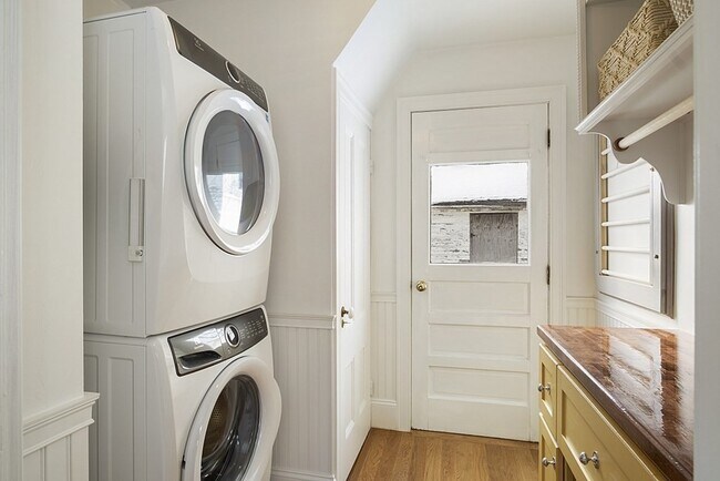 Building Photo - 13 Broadway Ave