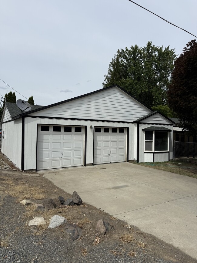 Building Photo - 624 S 19th Ave