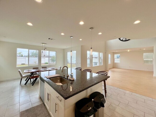 Building Photo - Beautiful 4 Bedroom Home in Clovis!