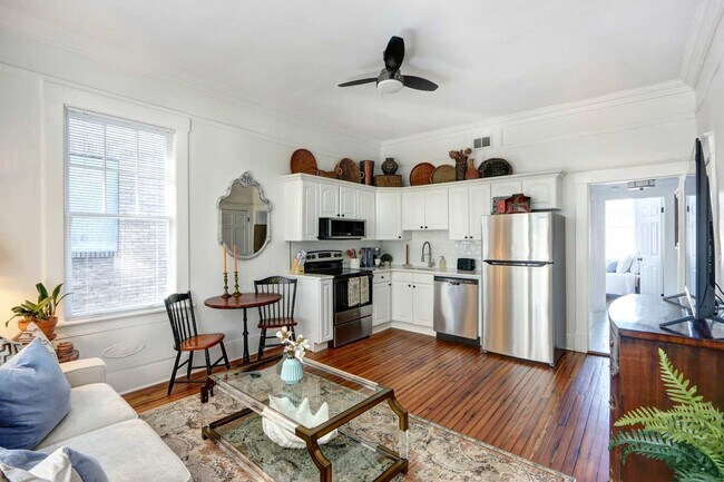 Building Photo - 306 E Victory Dr