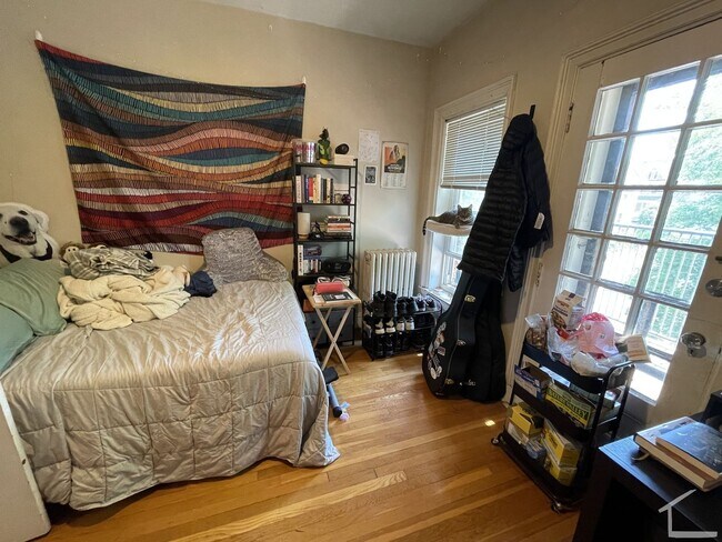 Building Photo - Awesome 3 bed 1 bath in Allston