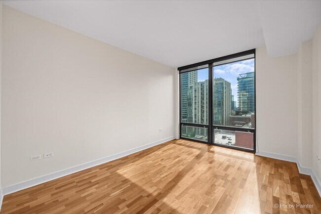Building Photo - 744 N Clark St