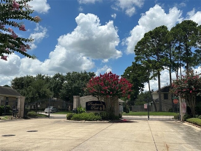 Building Photo - 2027 Marchwood Manor Dr