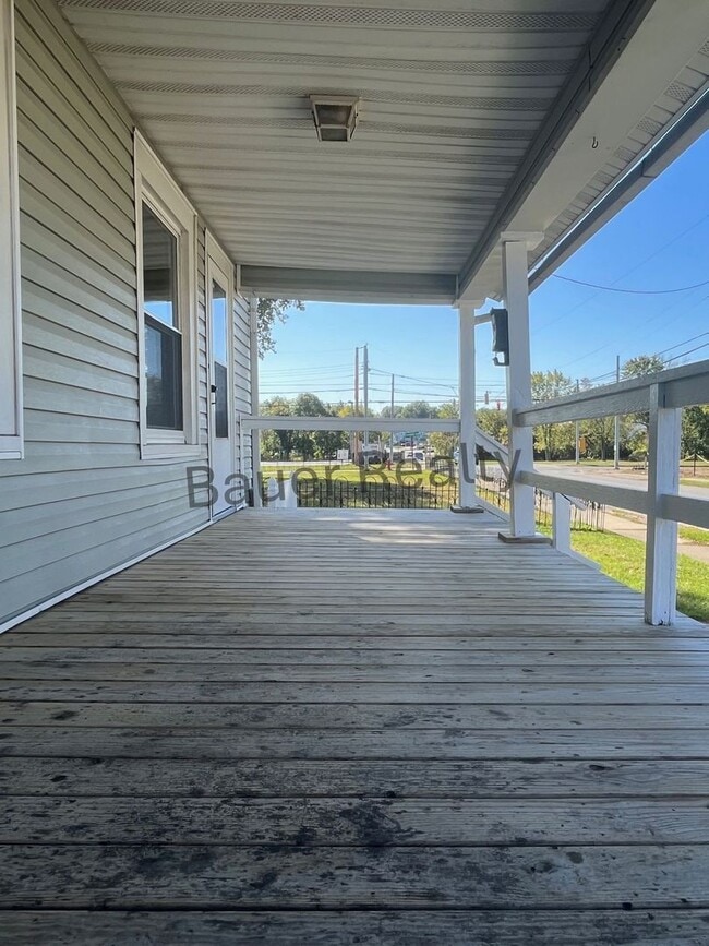 Building Photo - Three Bedroom Home