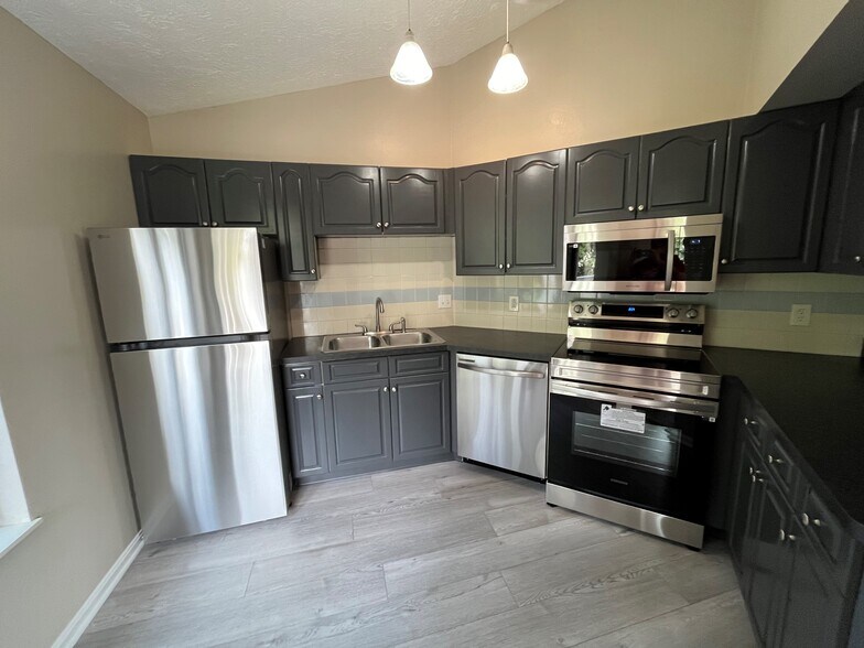 Building Photo - 355 Village Pointe Dr