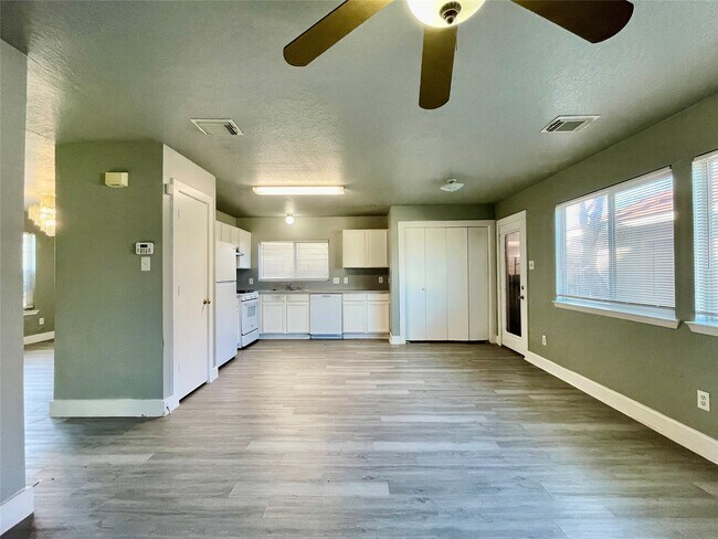 Building Photo - 6103 Settlers Square Ln