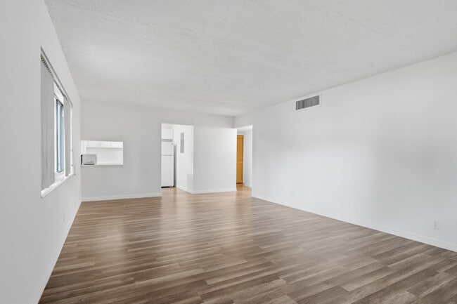 Building Photo - 800 Lighthouse Dr