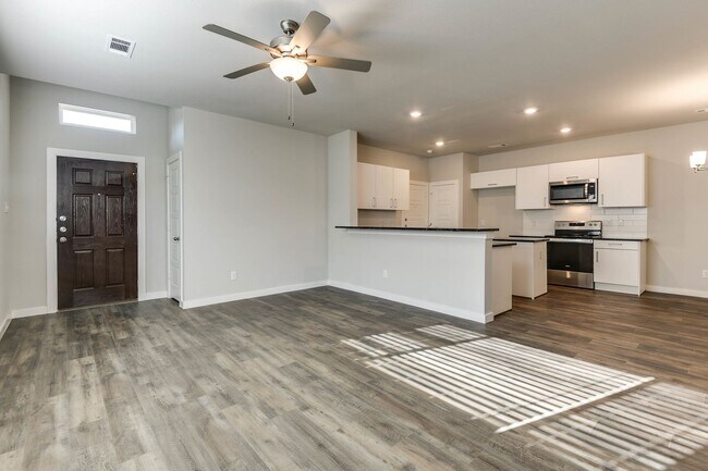 Building Photo - 653 Blackland dr
