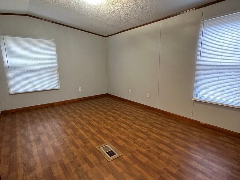 -- - 4280 Newport Hwy