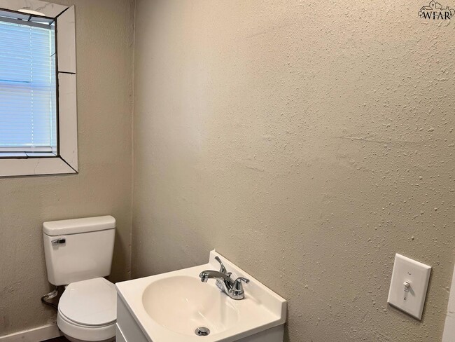 Building Photo - 704 Reagan St