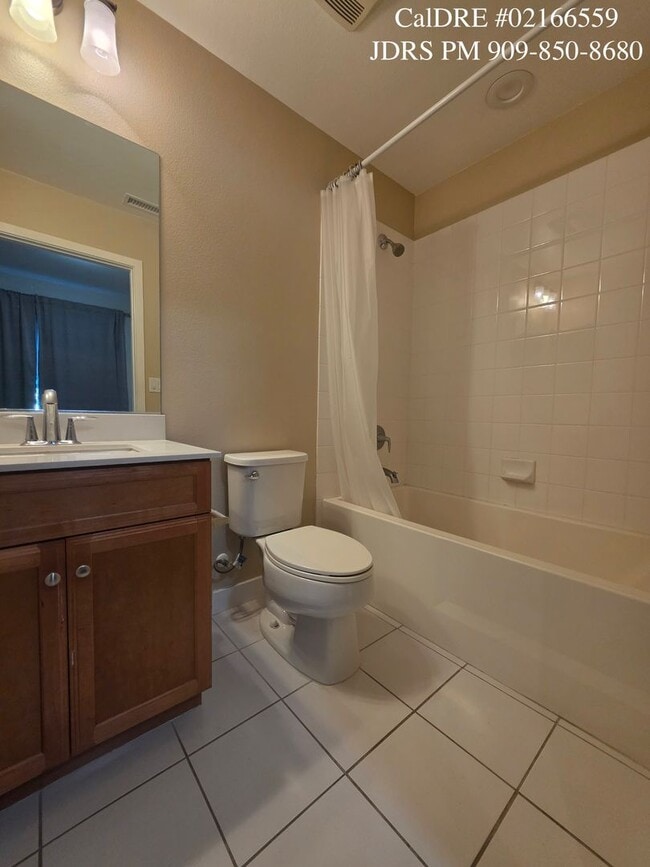 Building Photo - Bellflower 3 Bedroom Townhouse