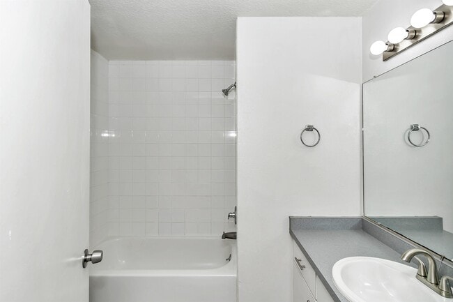 Building Photo - 2405 SE 46th Ct