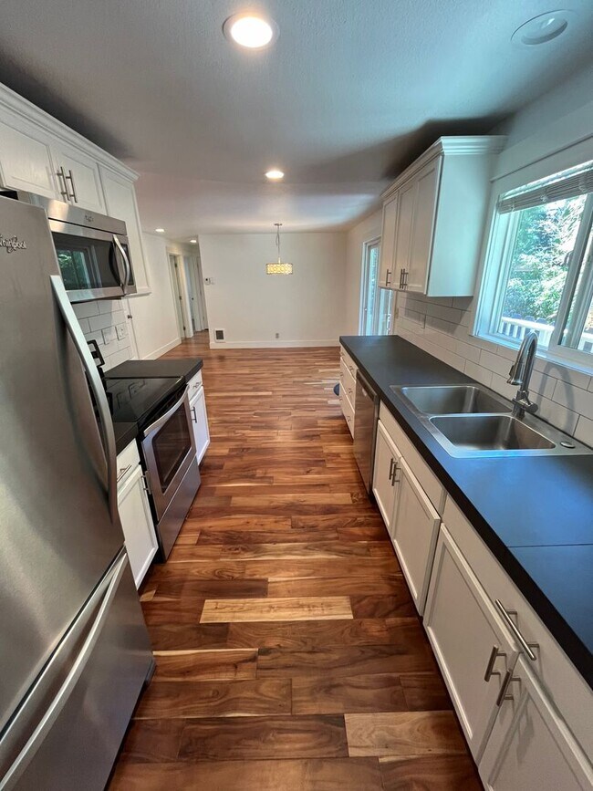 Building Photo - Charming Three Bedroom Home on Bend's West...