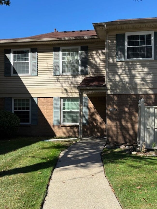 Building Photo - 2 BEDROOM/2 BATH CONDO FOR LEASE IN NORTHVILLE