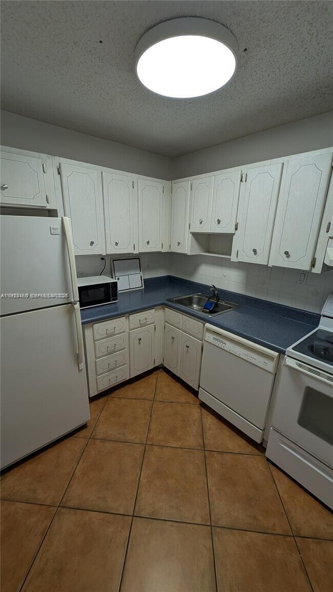 Building Photo - 2600 NE 135th St