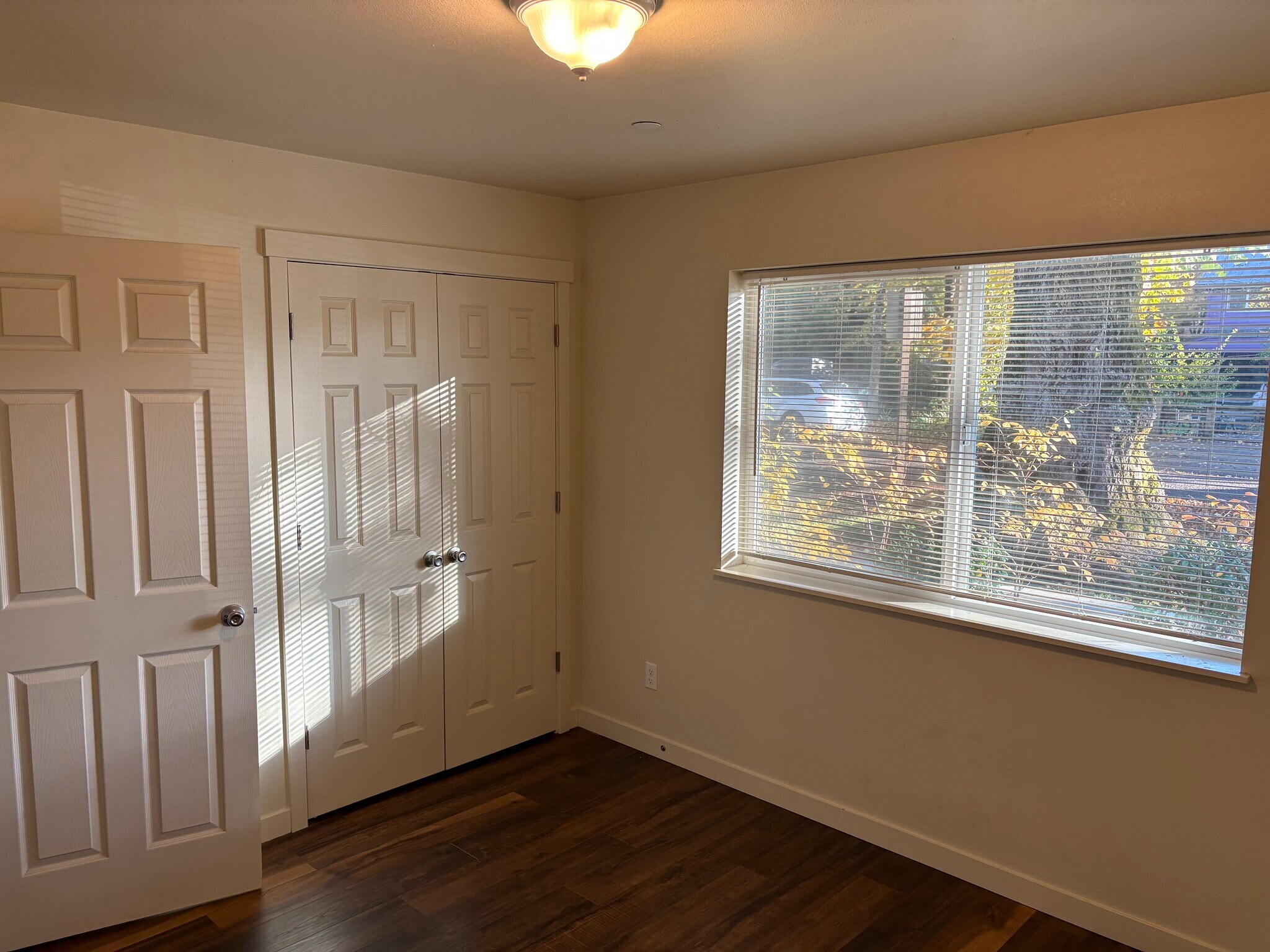 Building Photo - 909 W 4th Ave