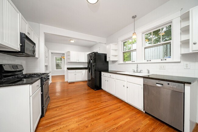 Building Photo - Charming 3BE/2BA cottage in a great location of Belmont-Hillsboro!