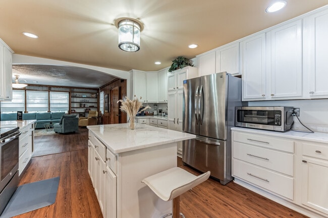 Building Photo - 1857 E Holmes Rd