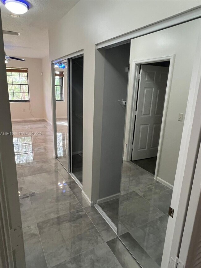 Building Photo - 252 City View Dr