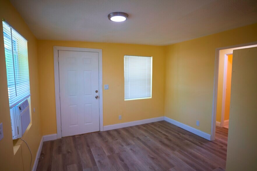 Building Photo - 1666 N Myrtle Ave