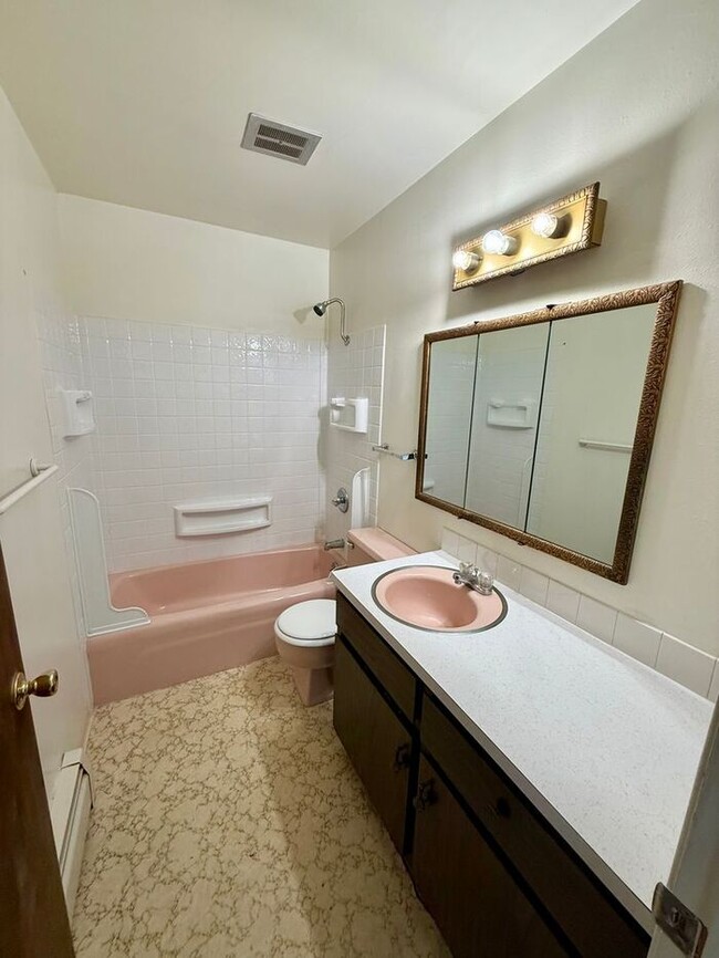 Building Photo - 2 Bed, 1.5 Bath Duplex for Rent in Fort Collins!