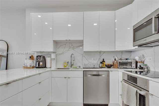 Building Photo - 5701 Collins Ave