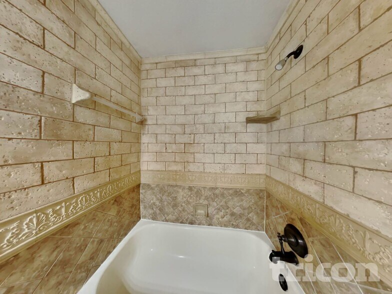 Building Photo - 10221 Summerview Cir