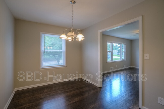 Building Photo - 10104 Bellaire Ave