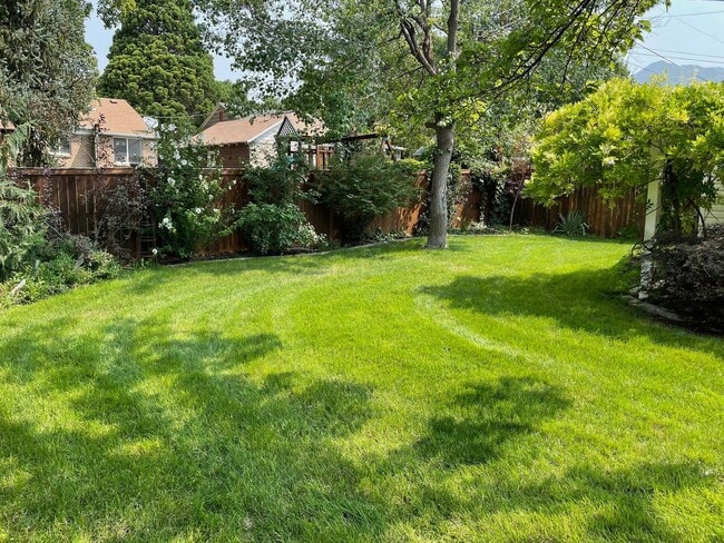 Building Photo - STUNNING 4 bd. 2 bath Executive Sunnyside ...