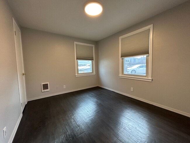 Building Photo - Updated Charmer