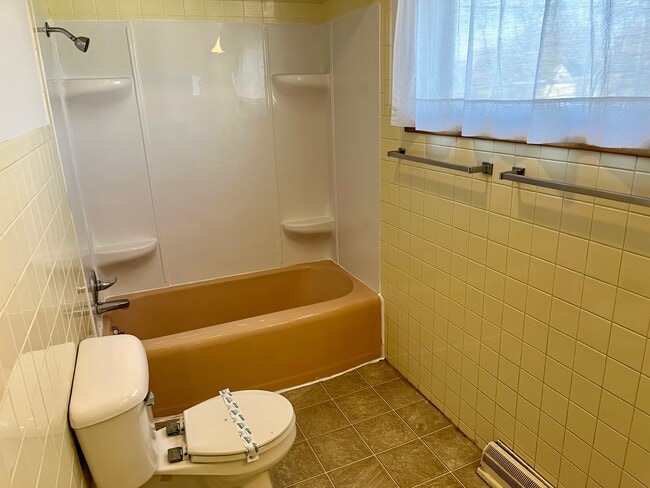 Building Photo - 911 N Center St