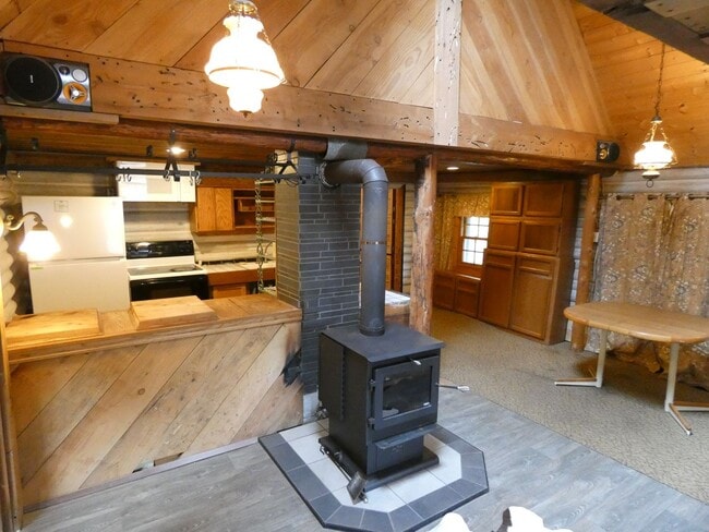 Building Photo - APPLICATION PENDING - **Charming Cabin**