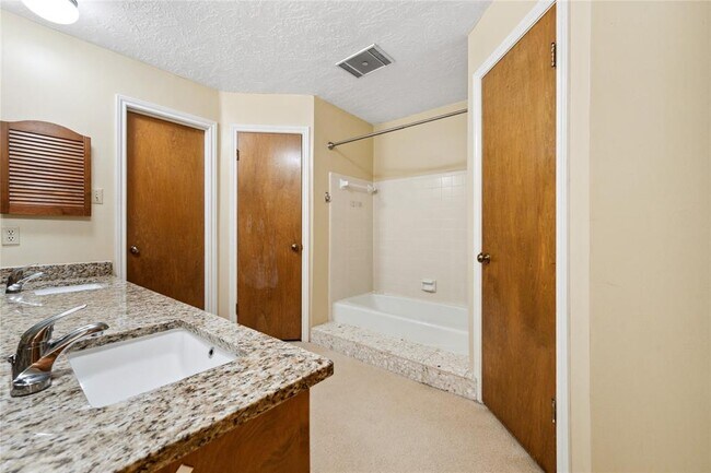 Building Photo - 1834 Clover Spring Dr