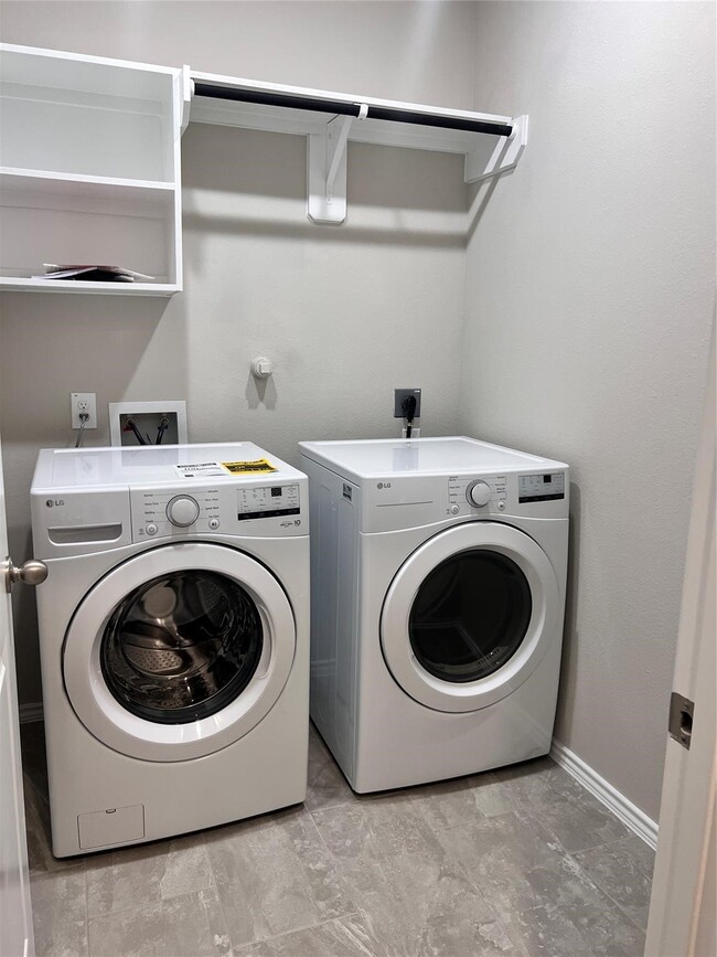 Building Photo - 8420 Int'l Fls Dr