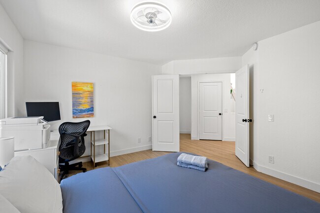 Building Photo - Luxe Spacious Home Near Parks Fully Equipped