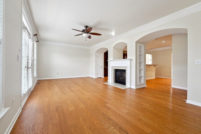 Building Photo - 6043 China Rose Ln