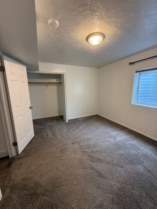 Building Photo - Dual-Living 6-Bed Rambler | 2 Kitchens & 2 Laundry Rooms!