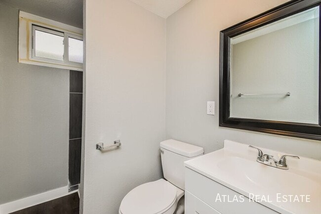 Building Photo - 4644 Scenic Cir