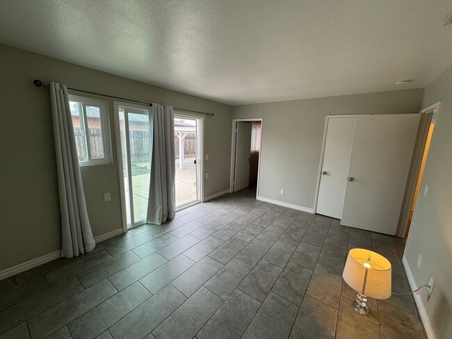 Building Photo - 428 E Montrose St