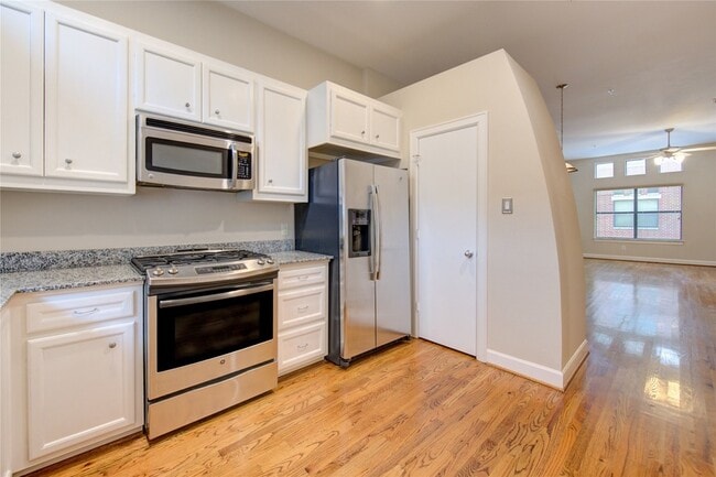 Building Photo - 11315 S Main St