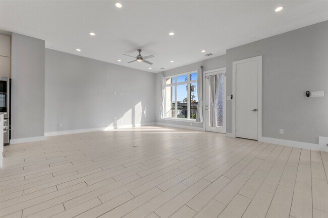 Building Photo - 6106 Clarkson Ln