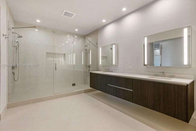 Building Photo - 275 Giralda Ave
